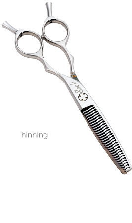 Thinning　セニングは裏/表の両面でお使いいただけるように、シンメトリーのハンドルをご用意いたしました。過去にない切れ味のセニング鋏をお試しください。　重さ：55g セニング率：WET≒15％、DRY≧10％°